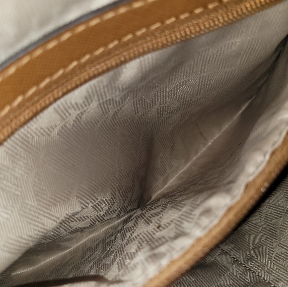 Michael kors hand bag 👜 - Picture 9 of 15